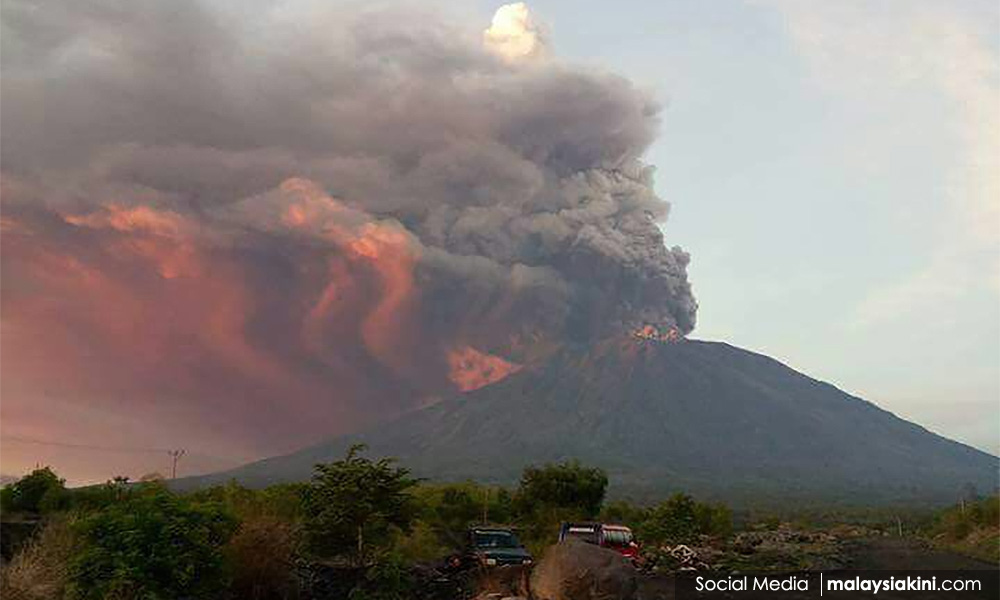Gunung Agung di Bali meletus lagi