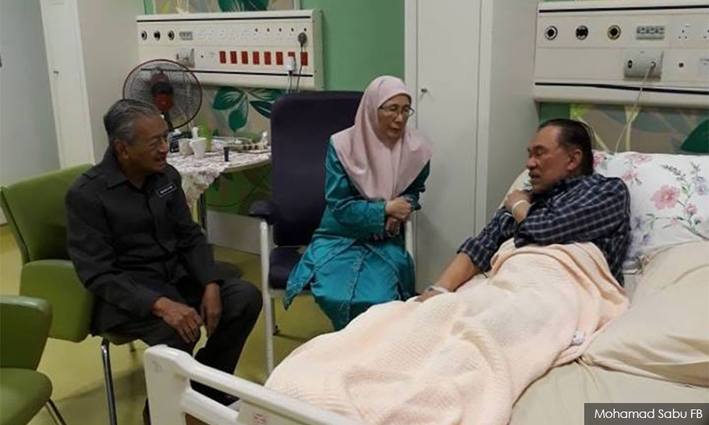 Anwar Thanks Mahathir For Visiting Him In Hospital