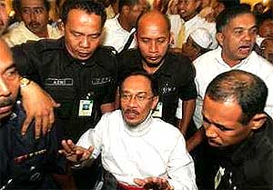 anwar ibrahim released from court 020904