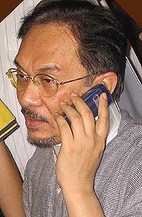 anwar press conference 040904 handphone