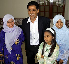 malek hussin isa court case 181007 malek and family