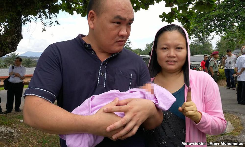 Bayi seminggu 'temani' ibu keluar mengundi awal
