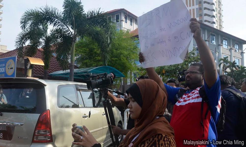 Lim jumpa SPRM, 'mamu' Pulau Pinang tunjuk perasaan
