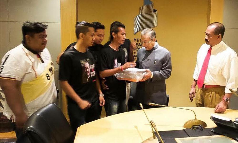 'Mahathirisme' submits 10k signatures to Dr M for anti-Najib campaign