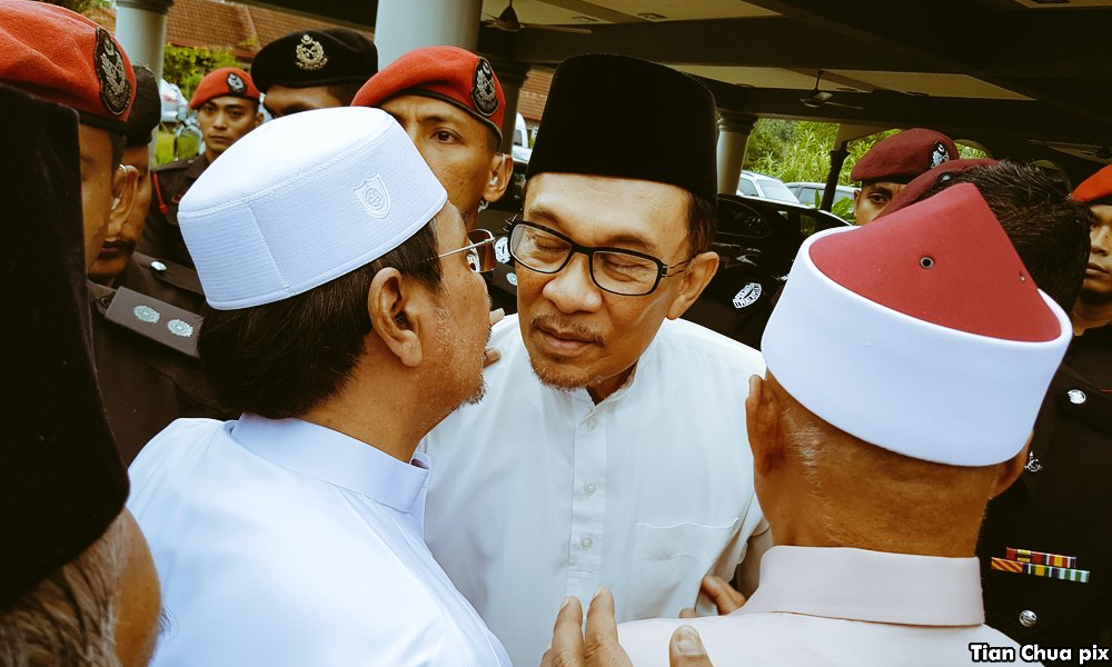 胞妹逝世安华出狱瞻仰遗容