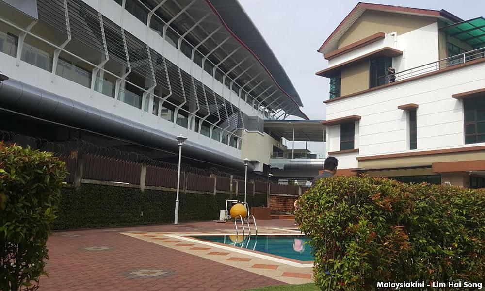 Penduduk marah stesen LRT sebelah kolam renang