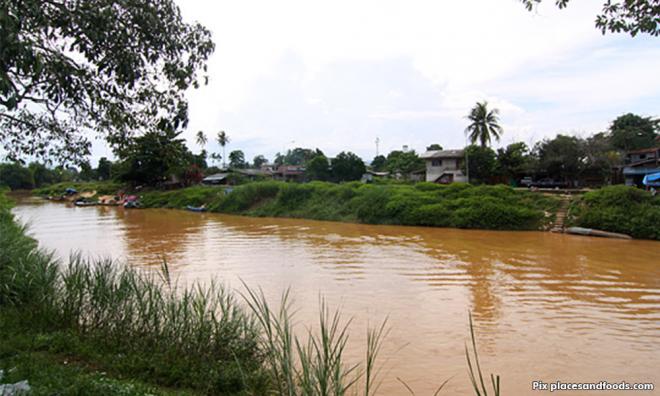 Sg Golok di Rantau Panjang di paras berjaga-jaga