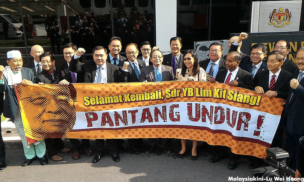 Kit Siang hits Parliament running, wants PM to address 1MDB