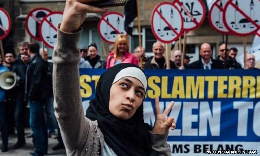 Viral: Selfie 'comel' remaja Islam depan demo anti-Muslim