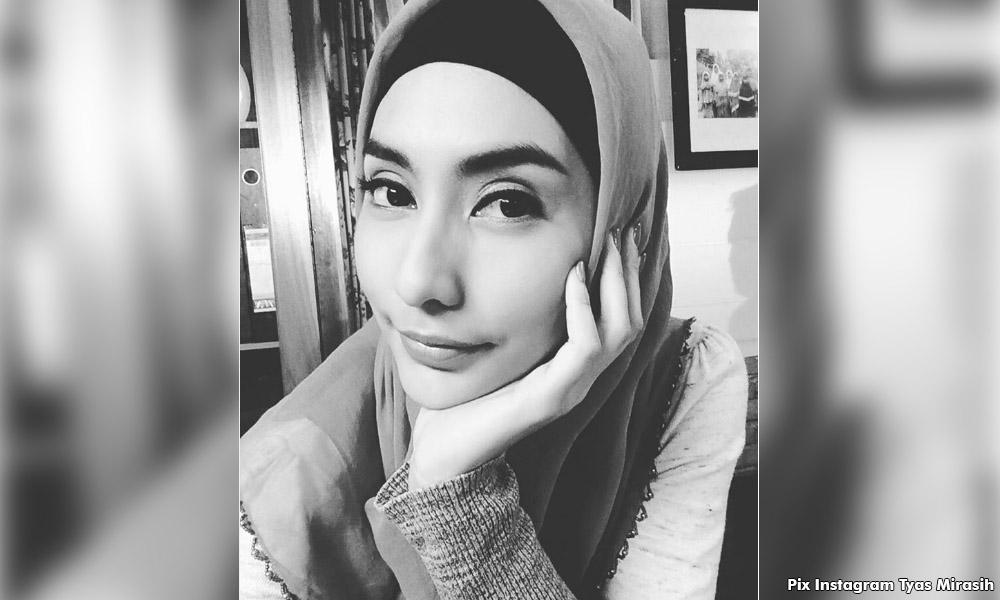 Tyas dituduh munafik kerana bertudung