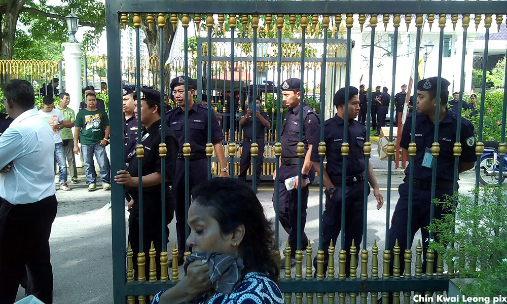 Heavy police presence as Perak farmers seek state help against sand miners