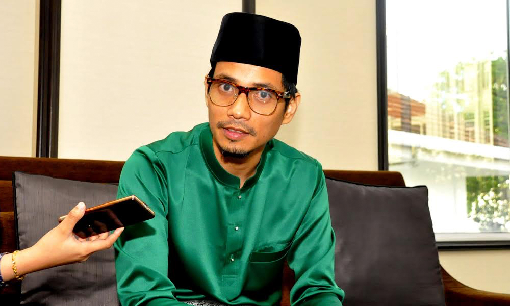Mark Adam pujuk ibu 'terbang' demi  1 Syawal