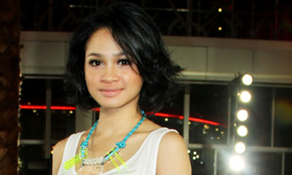 Selebriti, gabenor beramal dengan kasut