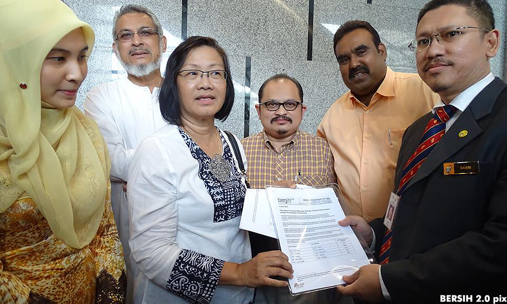 Bersih hands evidence on 'illegally shifted' voters to EC