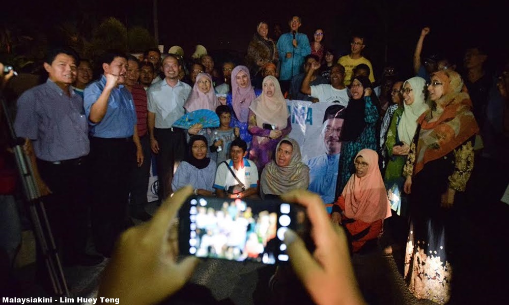 Supporters gather outside Anwar’s jail on eve of Raya