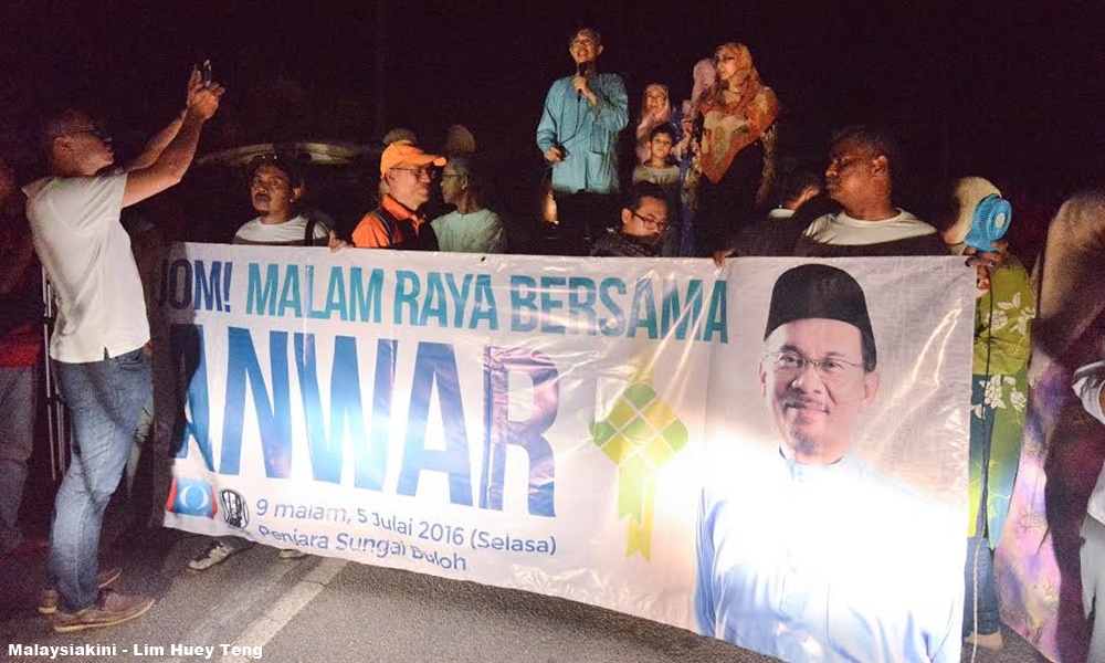 Solidariti di luar penjara Anwar pada malam Raya