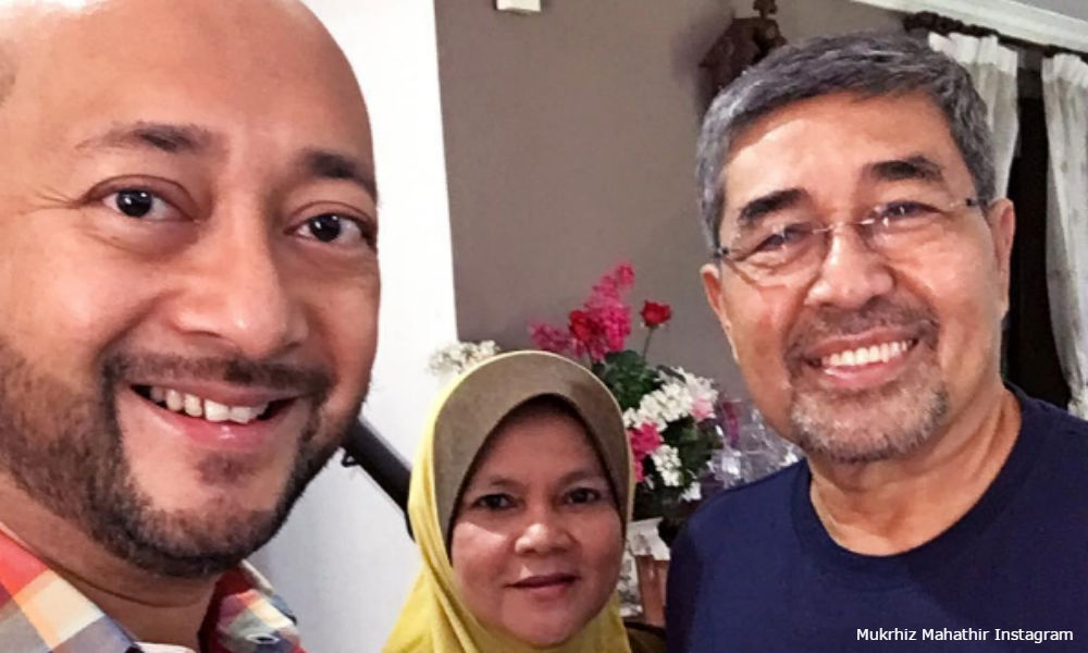 Mukhriz pays Ahmad Bashah a visit, prays for his full recovery
