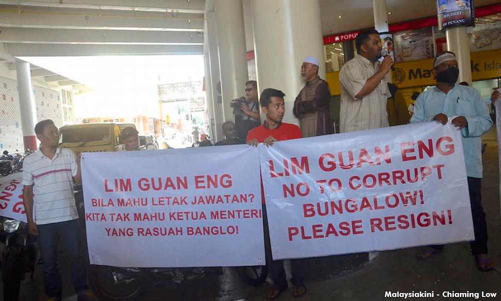十人举“LGExit”布条示威要求林冠英辞职勿当懦夫