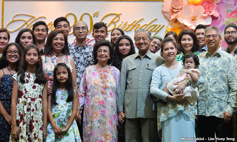 Tak lama lagi, kata Dr M mengenai parti baru