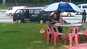 sungai besi hindraf police roadblock 221107 squat