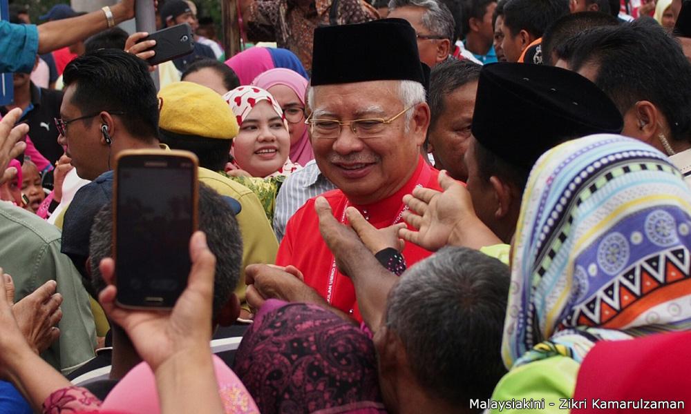 'Those loyal to Umno kiss my hand, those against Umno, spurn it'
