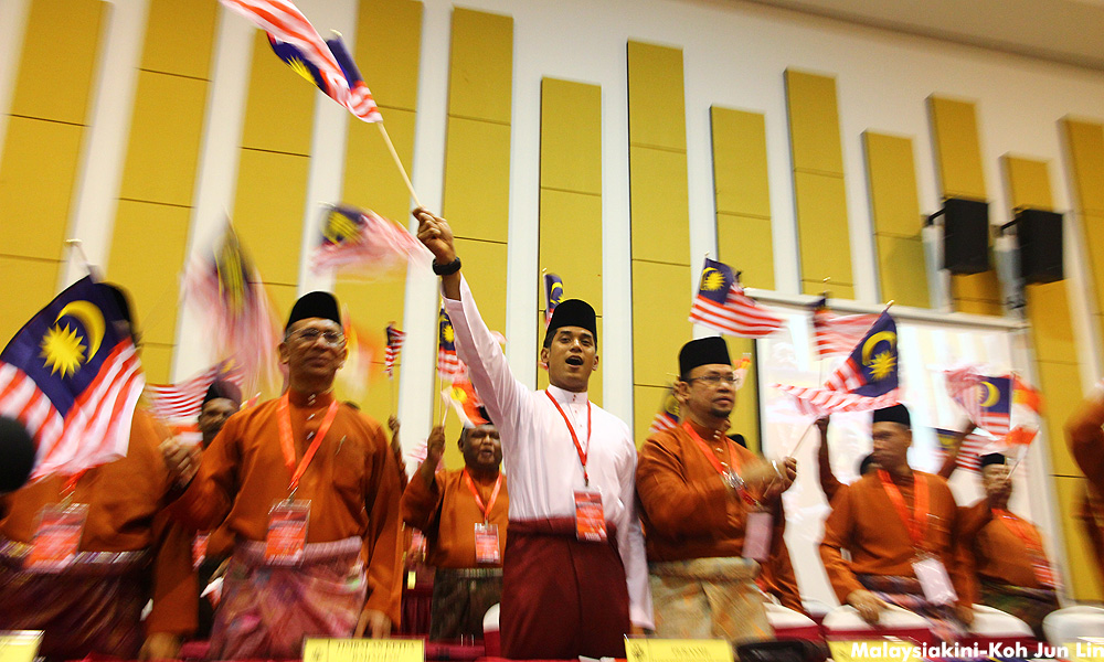 Khairy: Umno members can't be fence-sitters