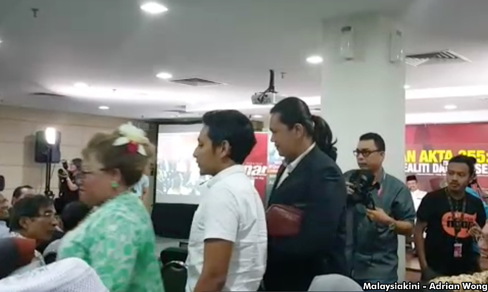No one points out Siti’s ‘provocation’ towards the crowd
