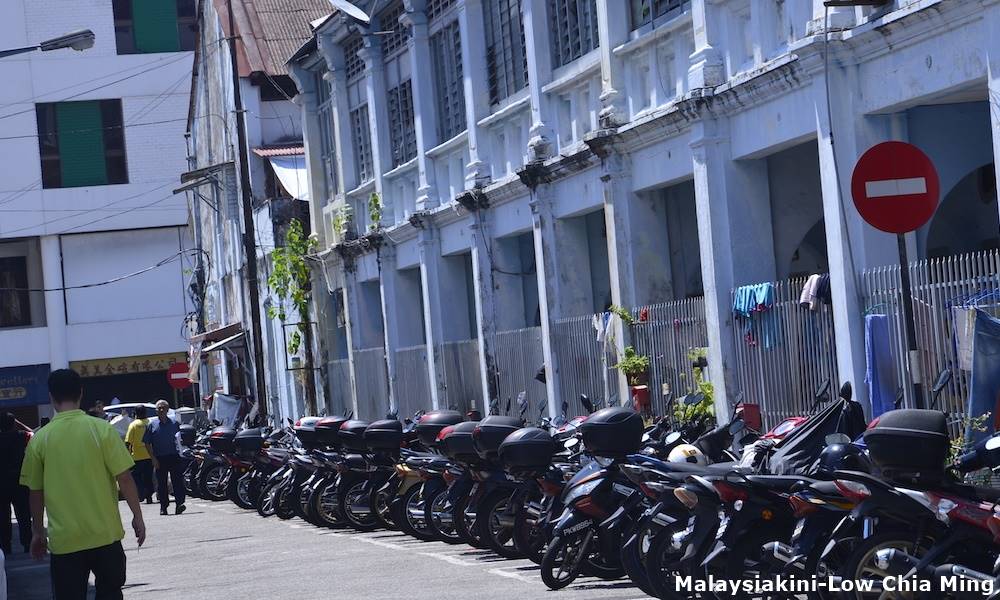 Fine shopkeepers who block five-foot ways too