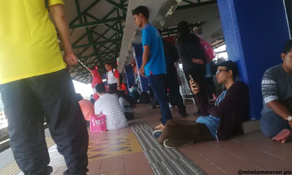 Hujan lebat, LRT kandas perangkap warga kota pagi ini