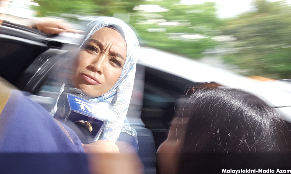 Tak jadi nikah Fara tetap 'senyum'