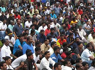 indian crowd malaysia 291107