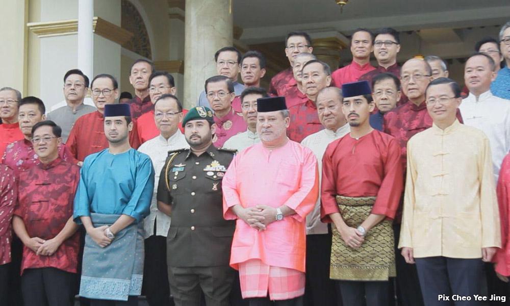 穿唐装赴柔州御宴<br>华团宣誓效忠苏丹