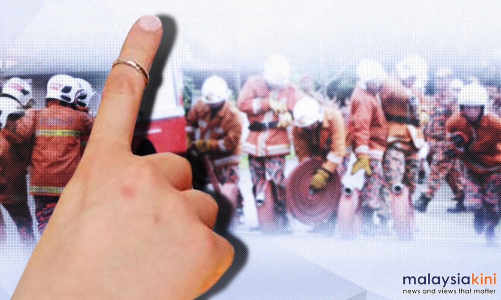 Bomba tolong tanggal cincin terlekat pada jari remaja