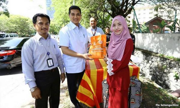 Gadis Nasi Lemak Anak Dara Dikejutkan Dengan Kunjungan Mb