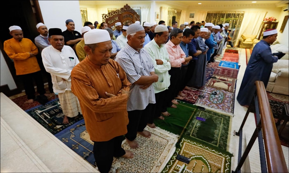 Family, supporters pray for Anwar as Sodomy II review looms