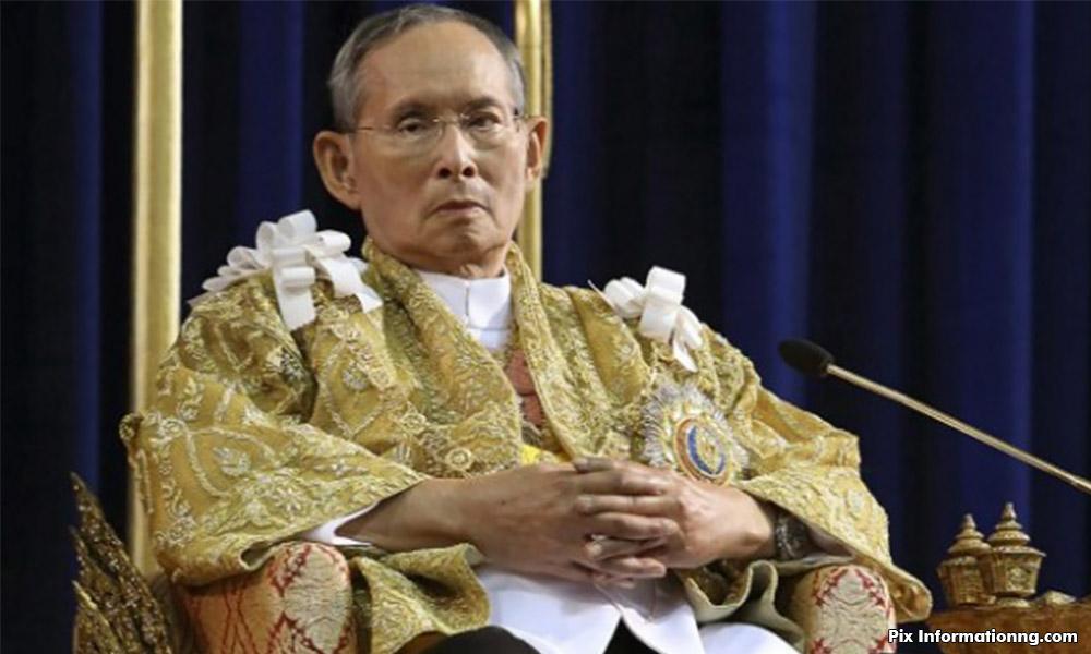 Thais pay last respects to late King Bhumibol