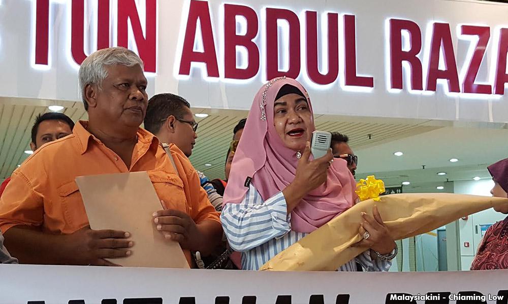 NGO anti-BERSIH hadiahkan Guan Eng penyapu bagi 'bersihkan' diri