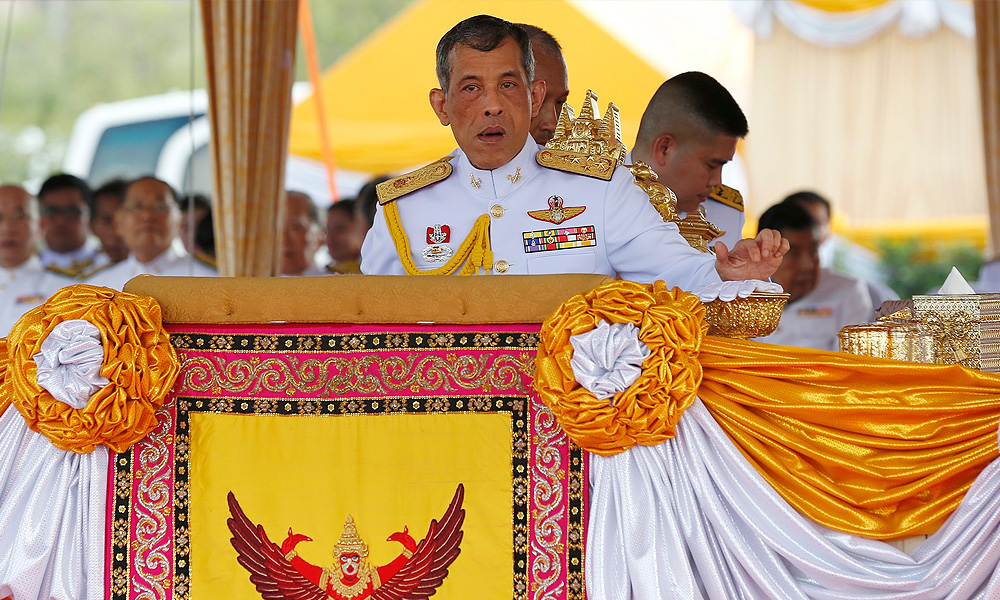 Regent to stand in as grieving Thailand awaits new king