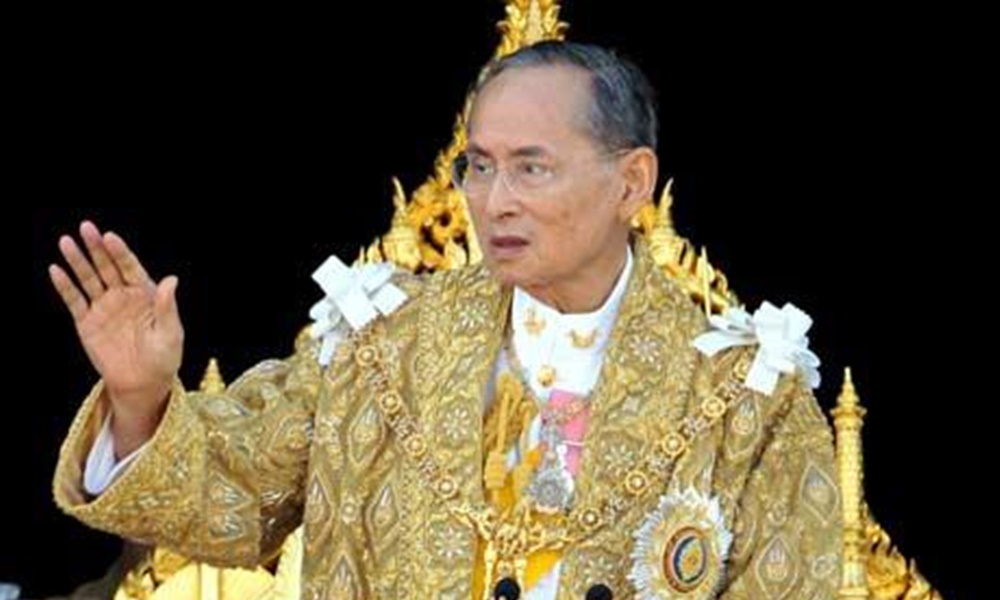 Thais offer prayers for good health of their king