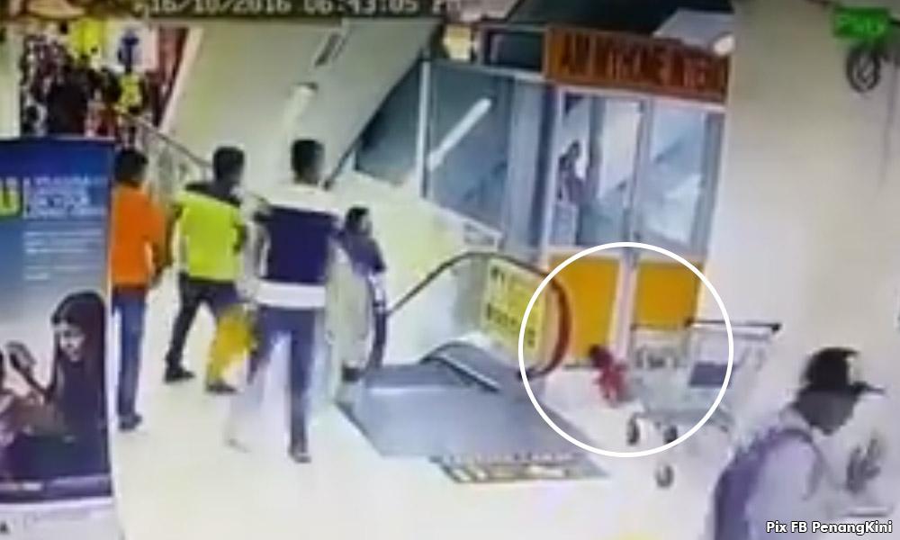 Kanak-kanak 2 tahun parah terjatuh eskalator ketika didukung bapa