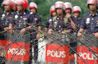 bersih parliament police blockade memo 111207 barbed wires