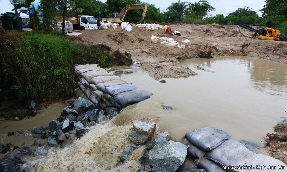 Wading into the S'gor-Negri Sembilan water standoff