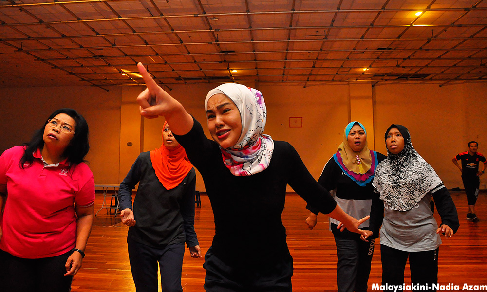 'Kayu, besi' menari dalam Mak Cun D’walei