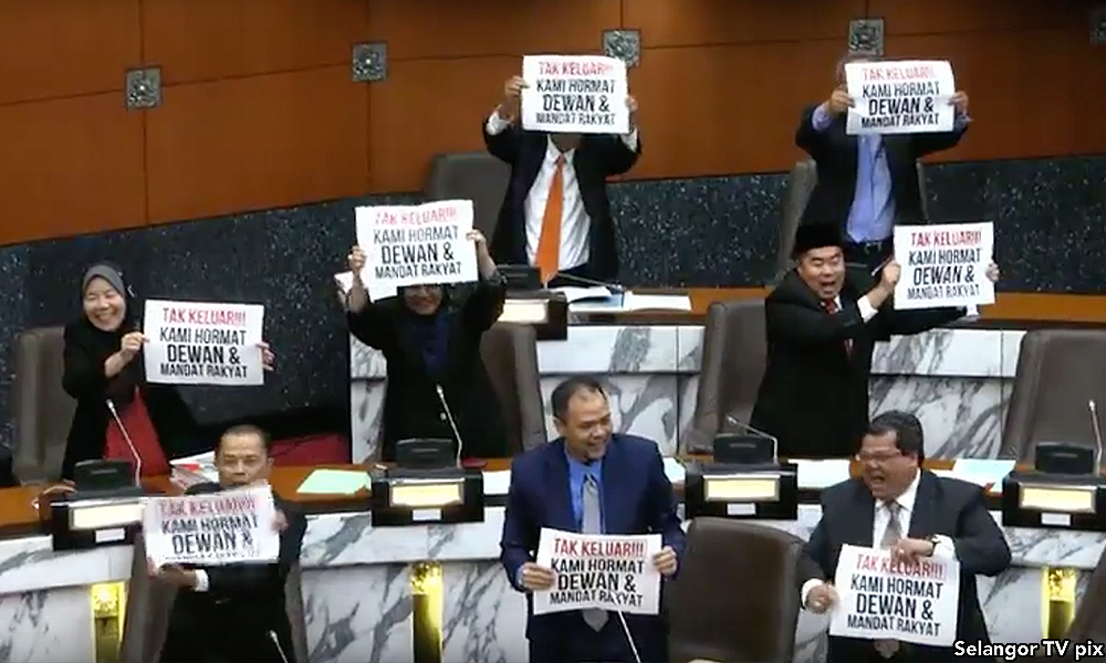 举牌讥在野党国会离席国阵州议员“以牙还牙”