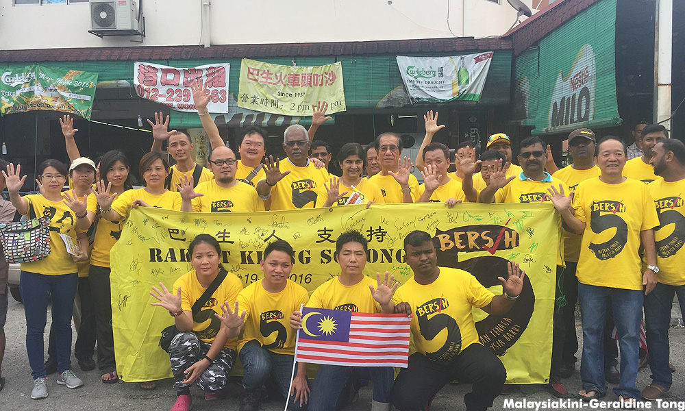 Umno must dissociate from red-shirts, opposition MP urges