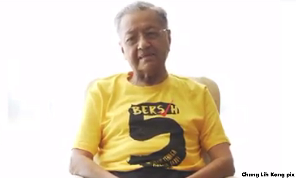 Dr M wears Bersih T-shirt, urges M'sians to join rally