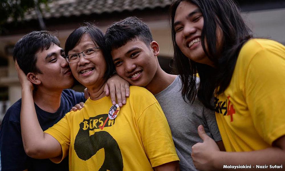 Maria Chin's son stabbed by a robber