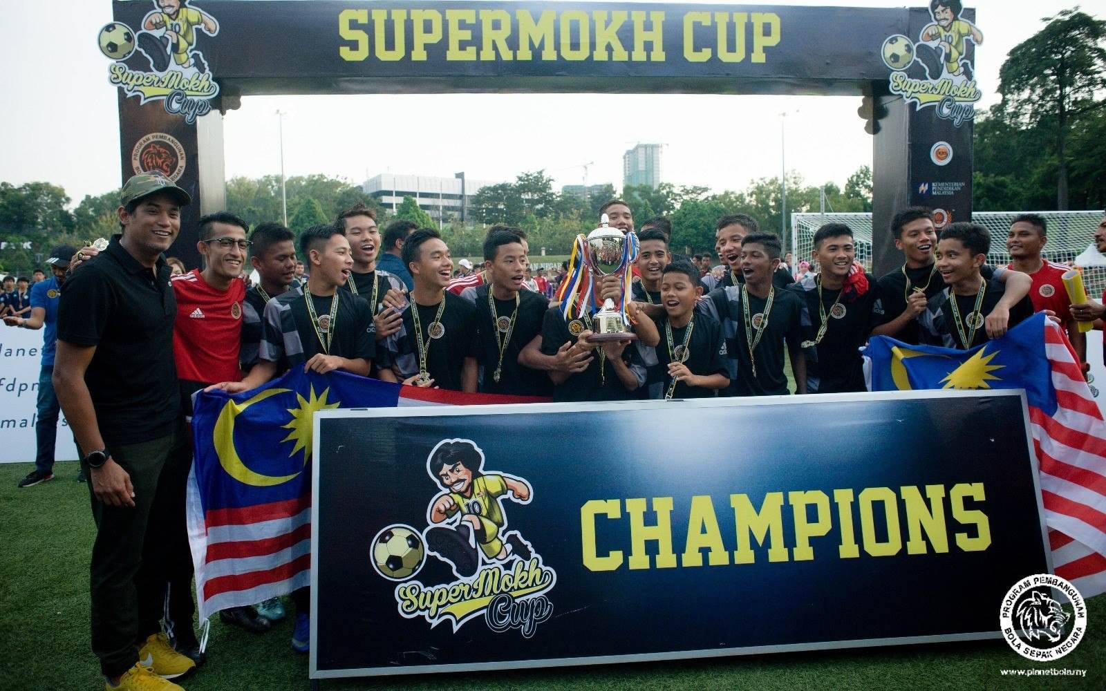 Piala Supermokh milik Malaysia Cougars