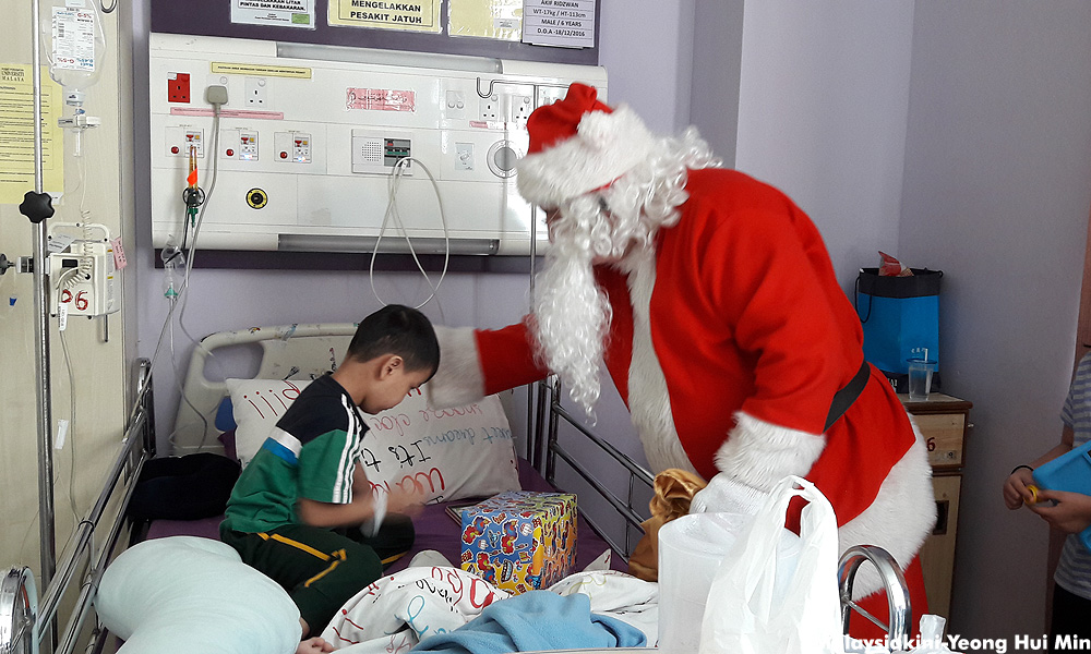 Santa brings Christmas cheer to children's ward