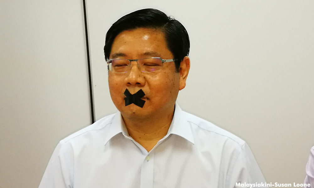 胶纸封口无声抗议冠英起诉邓章耀：迟早轮到百姓遭殃